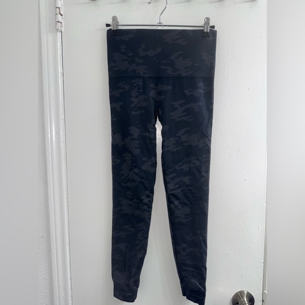 - SPANX Look at Me Now Seamless Leggings, Black Camo size M - Picture 6 of 10